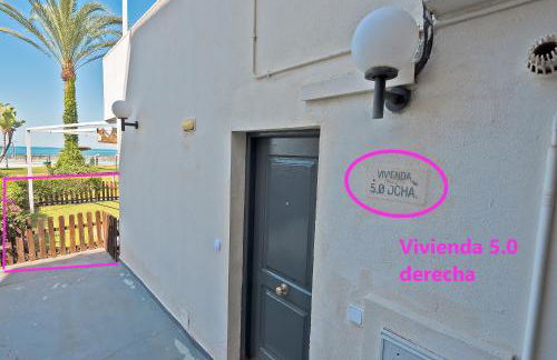 On Beach Deluxe Apartment with Pools and own Garden - Foto 15