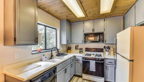 2 Mi to Mi-Wuk Village Cabin with Large Deck - Foto 2