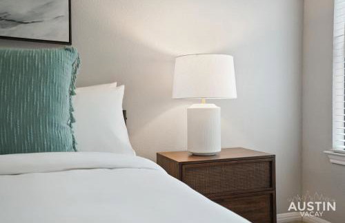 West Campus Accommodations Pool and King Bedrooms - Foto 16