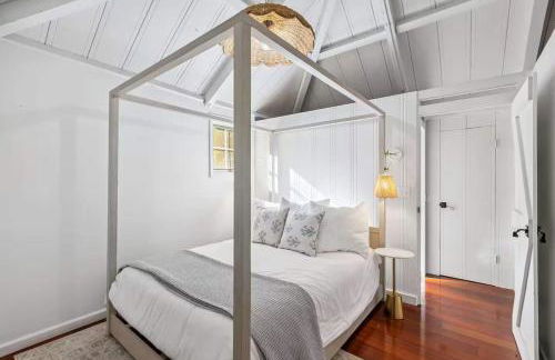 Modern Organic Home with Backyard Creek near State Park - Foto 20