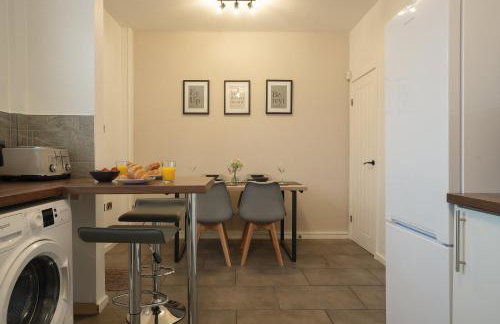 The Lodge - comfortable, stylish, 3 bedroom home with 3-6 beds near Utilita Arena - free parking - Photo 10