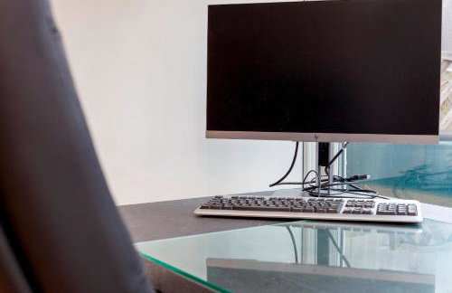 Pass the Keys Spacious and modern house with Free Parking - Photo 49