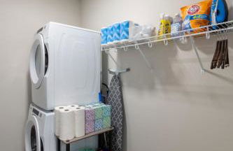 East Side Luxury 1BR Apt - Sleeps 4 - Near Brady St with Balcony and Lounge - Foto 7