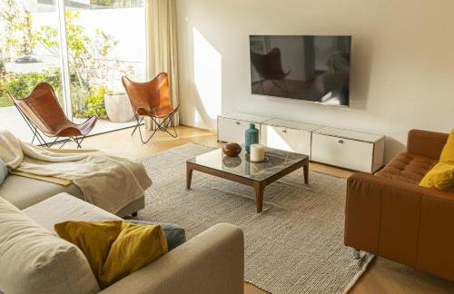 Contemporary Restelo Pool Haven - Photo 16