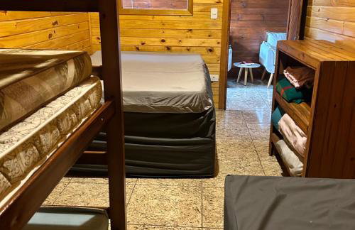 Chalé com PISCINA Privativa, com 2 QUARTOS, ESTACIONAMENTO em Condomínio com PORTARIA 24h, Sauna, Quadras, 3 PISCINAS no condomínio, Pesca e Parquinho Infantil - SmarTV na sala de estar, TV na área CHURRASQUEIRA, Wi-Fi e Cozinha Completa - Foto 70