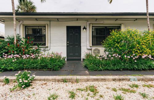 One bedroom private apartment two blocks to Beach! - Photo 10