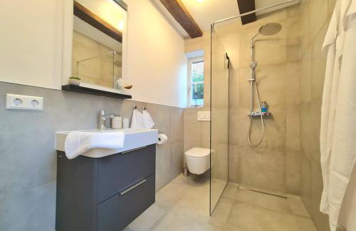 AVAHOME: Haus für 16, WLAN, Parkplätze, Netflix, Nespresso - Foto 10