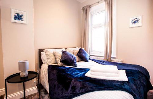 Contractor house, sleeps 7, close to restaurant's & bars, long stays available, Oveyo Accommodation - Foto 1