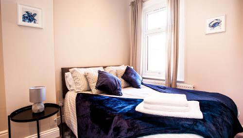 Contractor house, sleeps 7, close to restaurant's & bars, long stays available, Oveyo Accommodation - Foto 1