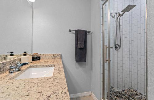 Spacious 4BR Home with Pool, Hot Tub & Games - Foto 25