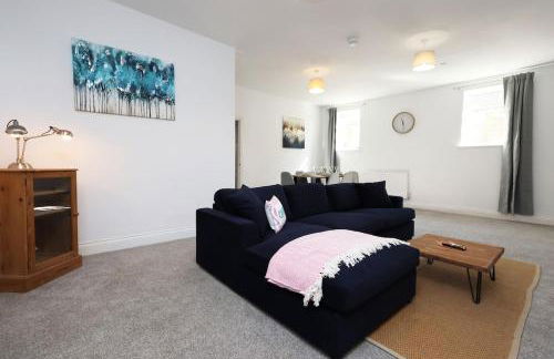 Modern 3 Bed - M4 ACCESS - Wi-Fi - Photo 50