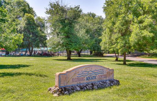 Walk to Park and Aquatic Center Airy Redding Home! - Foto 27