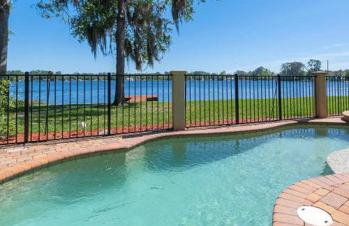 Lakeside Retreat with pool, dock & game room - Foto 1