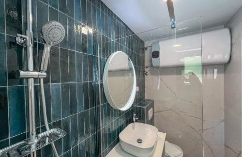 Mediterranean Oasis Seaside Villa with Pool - Foto 50