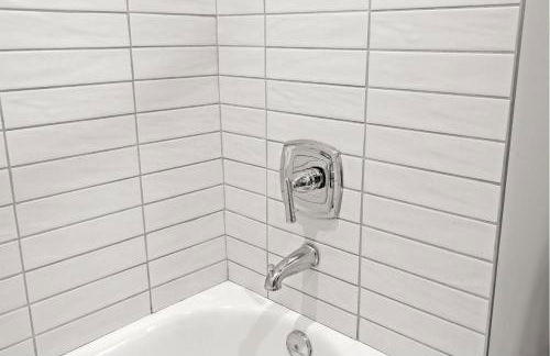 Chic and Comfy Unit w Free Parking Medical District - Foto 36