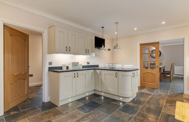 Maynor - Large Luxury House Log Burner Central Location - Photo 15