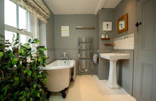 Characterful 2 bed cottage in excellent location - Photo 11