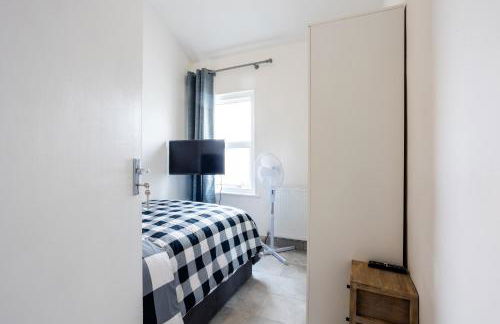 4 bedroom house with Garden, Parking & 3 mins Walking Distance from Train Station - Photo 32