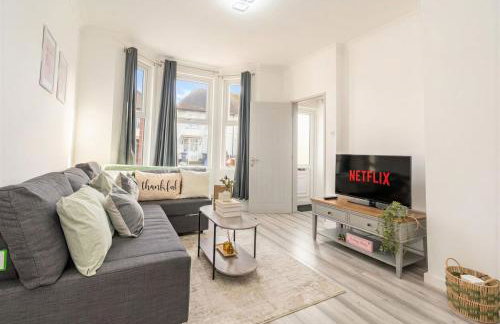 Amanah Properties - Elegant 4-Bedroom Home in Wembley with Parking, Perfect for Contractors - Foto 39