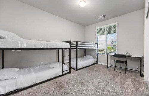 Spacious Home with Private Pool - Photo 8