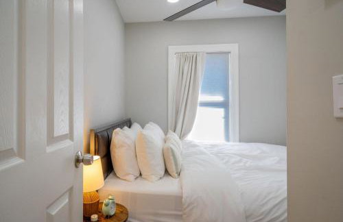 3Bed 2Bath Luxury Lake House on Myers Bay Private Pier Beach Firepit and Deck - Foto 35