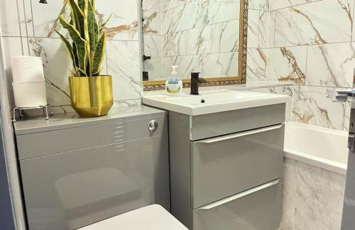 Lovely 3 Bed Ground Floor Apartment Near QE Hospital Harborne Birmingham New - Photo 24