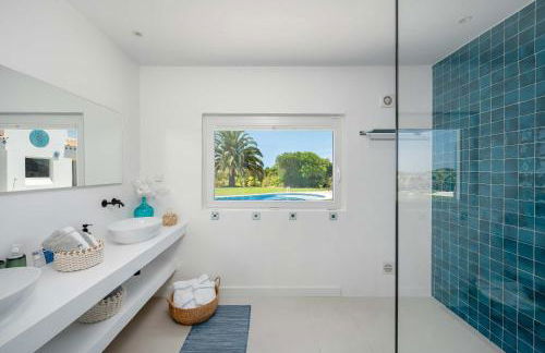 Charming Villa with Pool & Scenic Garden - Foto 25