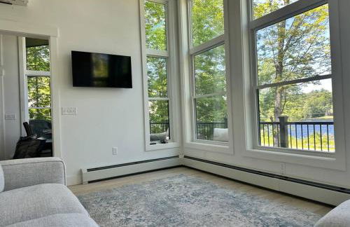 Luxe Modern Lakefront Oasis - Hot Tub, Sunset Views, Pet & Family Friendly! Close to UMF! - Foto 20