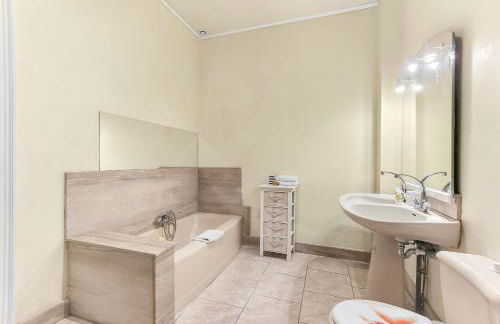 Les Bellevue Cité "3 Apartments, 1 with Garden & Private Parking, Aircon, WiFi, Free Public Car Park, 1 km from Cité" - Foto 42