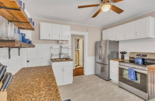 Classic West Hartford Center Apartment - Foto 18