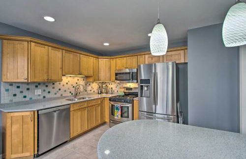 Immaculate Family Townhome - Walk to Beach! - Foto 12