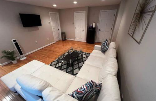 Premium Private Suite with Parking and Workspace - Foto 26