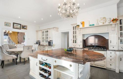 6BR House with Butler, Sauna & Hot Tub in Glasgow - Photo 20