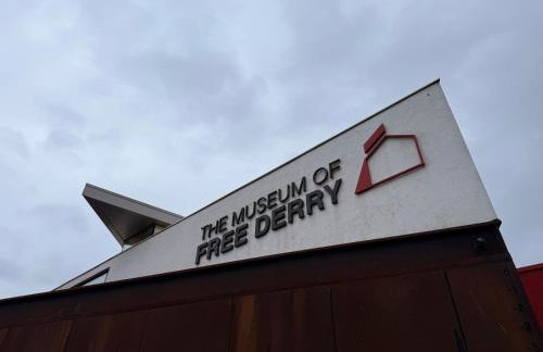 2BR City Centre Apartment By Travel Lets Short Term Rental Agency Derry With Free WiFi - Foto 14