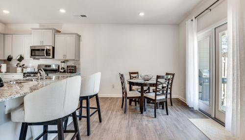 Near ATL! Spacious Townhome with Patio and WFH Setup - Foto 2