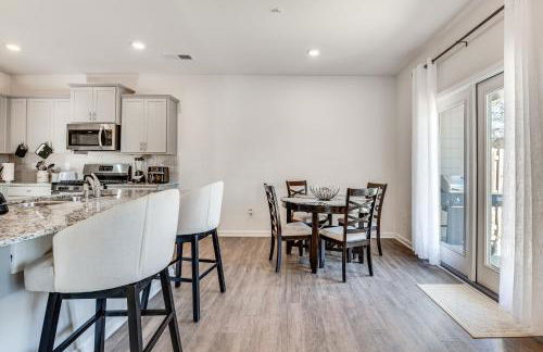 Near ATL! Spacious Townhome with Patio and WFH Setup - Foto 2