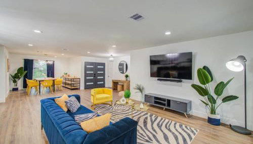 5-BD Modern Central Getaway w Hot Tub - Mins to DT - Foto 5