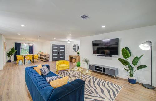 5-BD Modern Central Getaway w Hot Tub - Mins to DT - Foto 5