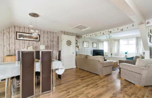 The Penthouse at Beach Court - Photo 2