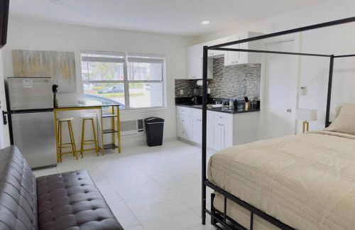 New Mid Miami Beach apt free parking and beach access - Foto 2