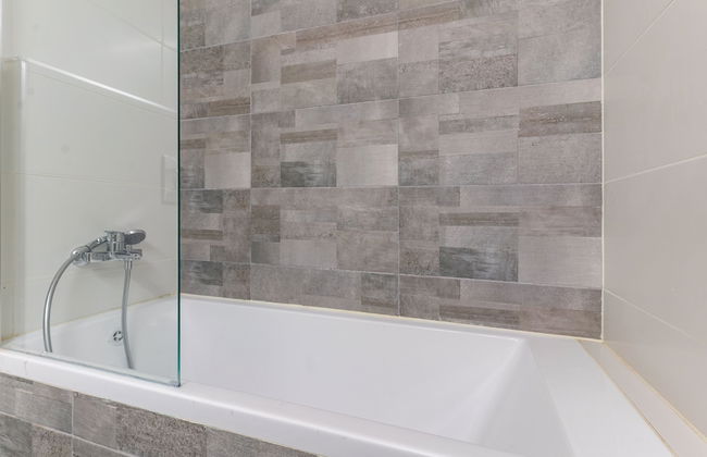 Sunlit Urban Escape with Balcony by Sea N Rent - Foto 25