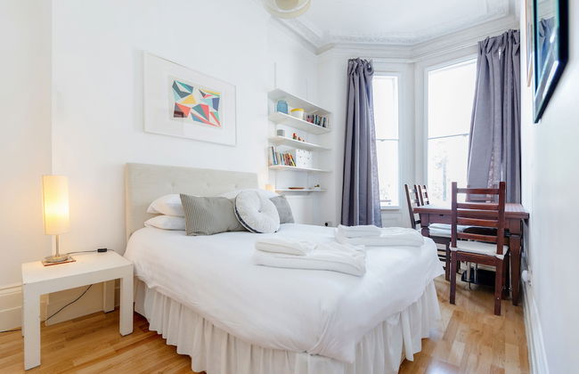 Philbeach Balcony- 2bed flat in Earls Ct - Photo 5