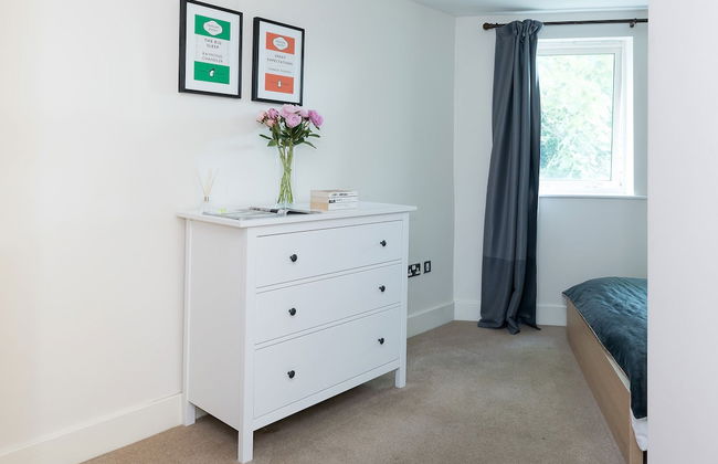 Spacious 2 Bed - Battersea High Street - Photo 3
