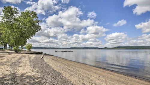 Lake Pepin Cottage with Decks and Private Beach! - Foto 2