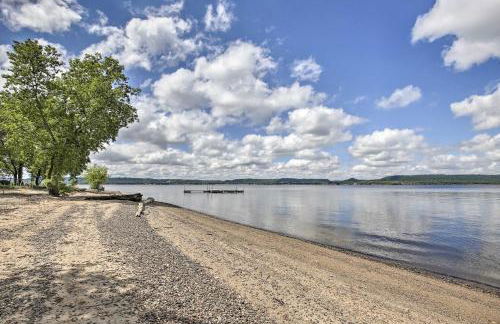Lake Pepin Cottage with Decks and Private Beach! - Foto 2