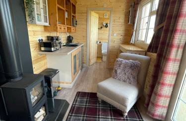 Cuddles & Bubbles Cozy Cabin with jacuzzi spa hot tub - Foto 8