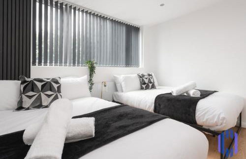 Sophisticated & Stylish Flat near Manchester Airport - Sleeps 9 - Foto 12