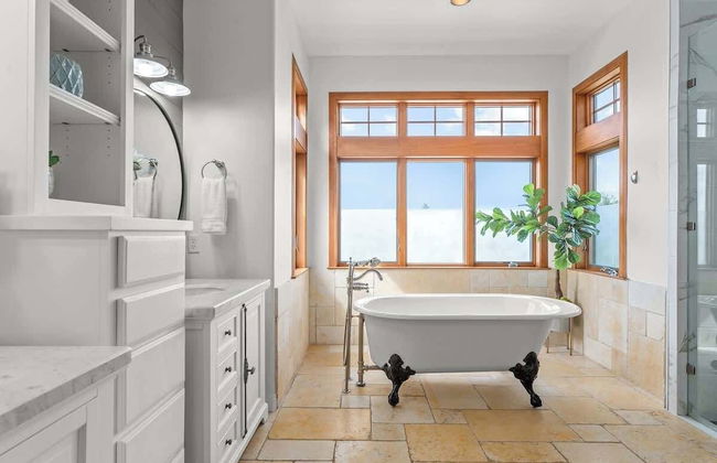 Luxurious Lake Park House: Sleeps 25, Pool, Hot-tub, Firepit and Game Room! - Photo 30