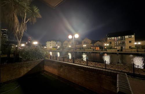 Stylish 1-Bed Riverside Views Near DLR Canary Wharf - Foto 13