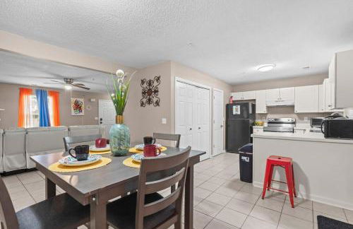 Spectacular Quiet Townhome with Modern Comfort - Foto 19